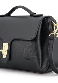 Zwarte leren handtas met een gestructureerd oppervlak, gouden hardware, een bovenhandvat en een afneembare schouderriem. Voorzien van een klepsluiting.