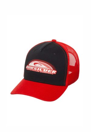 Schwarze und rote Quiksilver-Trucker-Cap mit Netzrücken und gebogenem, rotem Schirm, mit weißem Markenlogo auf der Vorderseite.