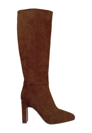 Bottines en suède marron, hauteur genou, avec un bout pointu, un haut talon bloc et un minimum de détails de couture le long de la tige. Texture lisse.