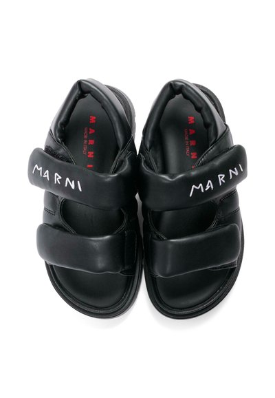 Sandales noires matelassées avec deux larges brides, logo blanc "MARNI" sur les brides supérieures, et texte rouge "MARNI Made in Italy" à l'intérieur des semelles.