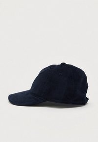 Gorra de béisbol de pana de color azul marino con visera curvada, superficie texturizada y un diseño clásico de seis paneles. Correa ajustable en la parte posterior.