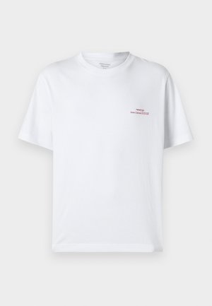 T-shirt en coton blanc à manches courtes, col rond, avec un petit texte graphique rouge sur le côté supérieur gauche. Texture douce et coupe décontractée.