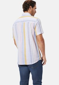 Kurzärmliges Hemd mit Knopfleiste aus leichtem Stoff, das mehrfarbige vertikale Streifen in Pastelltönen von Gelb, Blau und Pink aufweist.