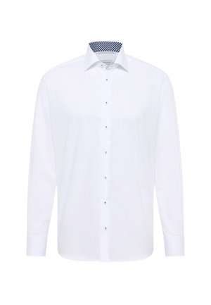 Witte lange mouwen shirt met een knoopsluiting aan de voorkant, voorzien van een contrasterende blauwe patroon binnenkraag en zilverkleurige knopen. Soepele stof.