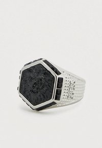 Εξαγωνικό ασημένιο δαχτυλίδι με σχέδιο κεφαλής μαύρου λιονταριού, διακοσμημένο με μαύρες πέτρες και σχεδιασμό υφής στη ζώνη.