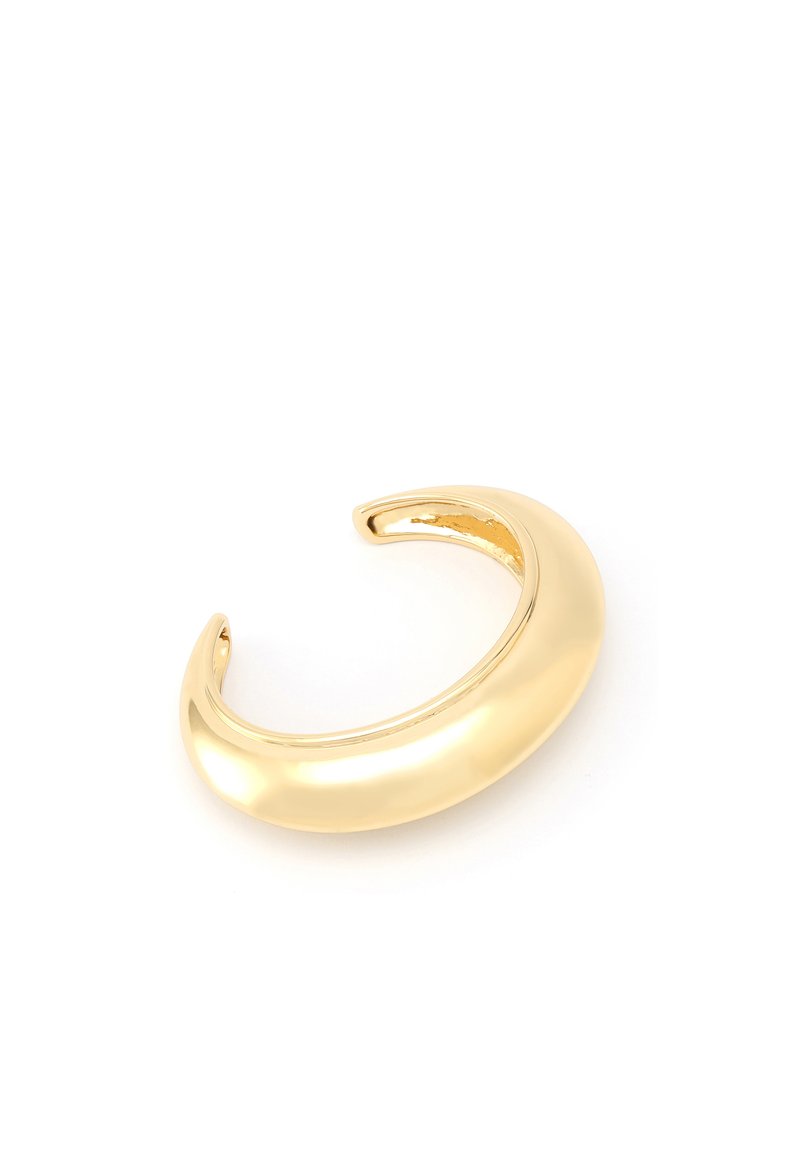 Pulsera de mano de oro suave y brillante, con una forma gruesa y redondeada y un extremo abierto, exhibida sobre un fondo blanco.