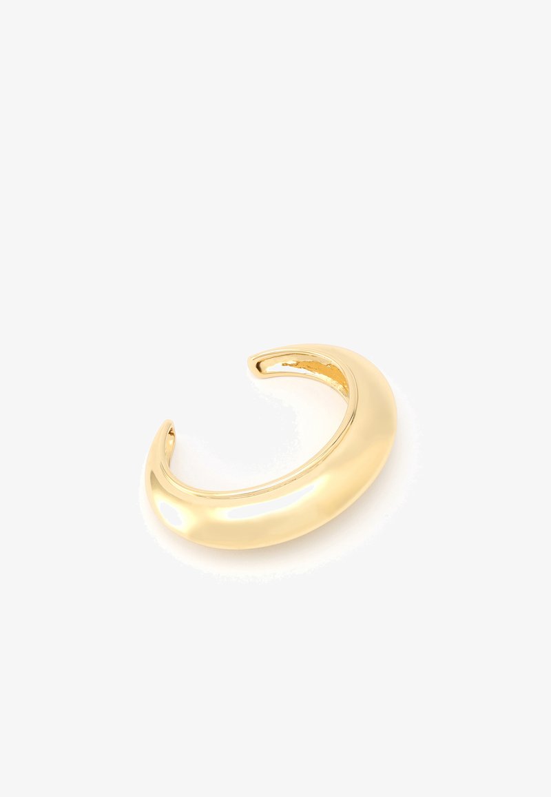 Pulsera de mano de oro suave y brillante, con una forma gruesa y redondeada y un extremo abierto, exhibida sobre un fondo blanco.