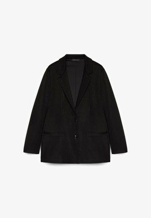 Blazer noir avec une silhouette ajustée, featuring un revers en notch, deux poches avant et des embellissements subtils. Fermeture à un bouton.
