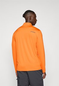 Langärmliges Polohemd in strahlendem Orange mit Stehkragen. Auf der oberen Rückseite befindet sich der Markenname "SPYDER" in Grau. Glatte Textur.