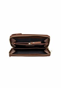 Portafoglio in pelle marrone con superficie testurizzata, dotato di una tasca centrale con zip, più scomparti per carte e una zip in tono oro.