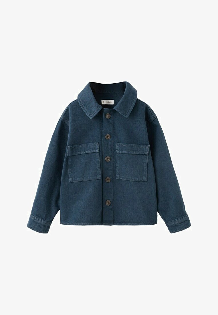 Veste en denim bleu foncé avec fermeture à boutons, deux grandes poches poitrine, manches longues et col pointu.