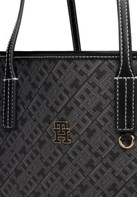 Borsa a tote nera in tessuto testurizzato con motivo intrecciato, cuciture bianche a contrasto e un accento in tonazione oro del logo.