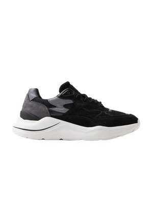 Sneakers neri realizzati con un mix di materiali scamosciati e in rete. Presentano una suola bianca spessa, accenti grigi e un design testurizzato.