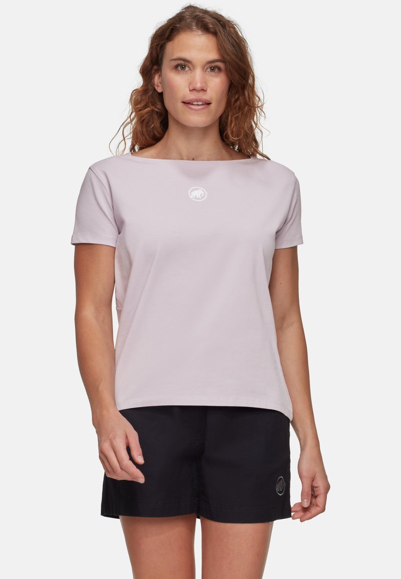 Lichtpaars T-shirt met korte mouwen en een boothals, voorzien van een klein wit logo. Gecombineerd met zwarte shorts, met een losse pasvorm.