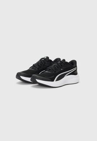 Baskets de sport noires avec tige en mesh, semelle en caoutchouc, accents blancs et logo contrastant. Présente un bout arrondi et un design à lacets.