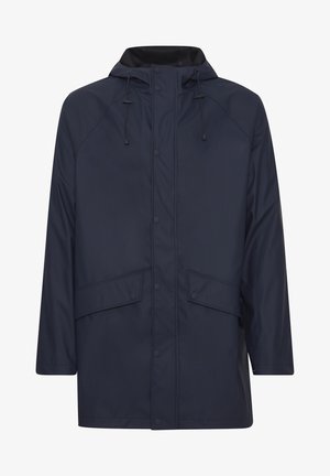 Giacca impermeabile blu navy con cappuccio, bottoni a pressione e due tasche frontali. Presenta una texture liscia e un design rilassato e dritto.