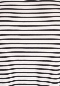 Čierno-biele pruhované plátno s rovnomernými horizontálnymi líniami, vyrobené z mäkkého, elastického materiálu. Nízka textúra, hladký povrch.