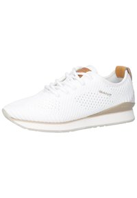 Bílé sportovní boty s prodyšným síťovinovým svrškem, strukturovaným designem, béžovými akcenty na podrážce a patě a s plochým šněrováním.