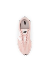 Baskets de sport en mesh rose avec des accents blancs, tige texturée, bout arrondi et semelle noire. Comprend des lacets et une marque sur la semelle intérieure.