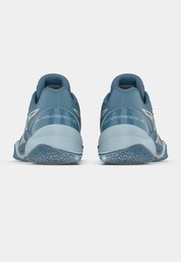 Blå joggesko med teksturert gummisåle, polstret krage og reflekterende detaljer; har en glatt syntetisk overdel og detaljert logo.