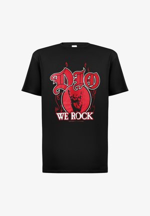 Sort bomulds t-shirt med fed rød "DIO" tekst og et grafisk billede af en hævet hånd. "WE ROCK" i hvidt under grafikken, med flamme akcentueringer.