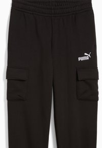 Svarta cargobyxor med resårmidja och två sidofickor. Puma-logotypen är i vitt på höger lår.