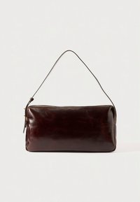 Donkerbruine rechthoekige leren handtas met een enkele smalle schouderriem en een gouden ritssluiting aan de bovenkant.