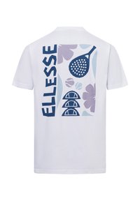 Camiseta de algodón blanca con un gran gráfico en azul y morado de una raqueta de tenis, flores y círculos en la parte posterior. "ELLESSE" impreso en marino.