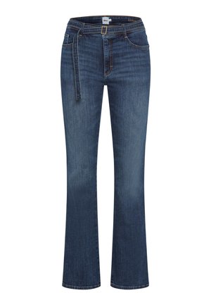 Pantalones vaqueros de mezclilla azul oscuro de campana con un cinturón de lazo, cinco bolsillos y costuras amarillas en contraste. Textura suave y diseño de ajuste clásico.