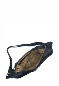 Sac en cuir noir avec extérieur texturé, fermeture à glissière et doublure dorée à motifs. Comprend une sangle réglable et des poches intérieures.