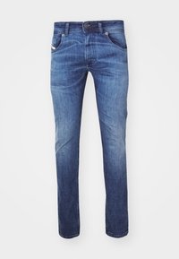 Jeans de mezclilla azul con corte recto, cintura media, bolsillos frontales y detalles sutiles de desgaste. Tejido duradero con una textura suave.