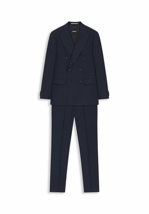 Ciemnogranatowa marynarka dwurzędowa z dopasowanymi spodniami o prostych nogawkach, z klapami szczytowymi i kieszeniami z patkami z przodu.