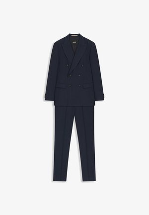 Ciemnogranatowa marynarka dwurzędowa z dopasowanymi spodniami o prostych nogawkach, z klapami szczytowymi i kieszeniami z patkami z przodu.