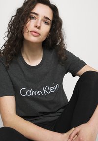 Calvin Klein Underwear COMFORT  - Parte de cima do pijama - charcoal heather