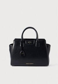 Crna kožna torba s dva zaobljena držača, zlatnim detaljima logotipa, odvojivom oznakom i strukturiranim pravokutnim oblikom. Značajna glatka tekstura.