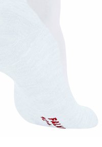 Chaussette blanche avec un tissu texturé et une finition lisse. Un texte rouge est visible sur le côté. La chaussette a une forme ajustée et profilée.