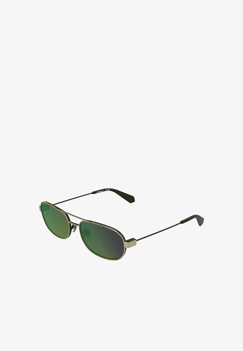 Lunettes de soleil rectangulaires teintées vert avec une fine monture en métal doré et des branches noires, présentées légèrement inclinées sur fond blanc.