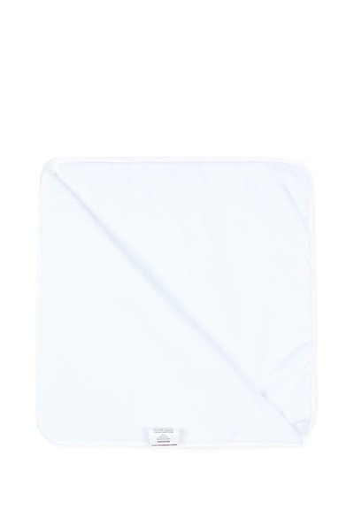 Biała kwadratowa tkanina złożona na jednym rogu z małą białą metką pielęgnacyjną przymocowaną blisko krawędzi na białym tle.