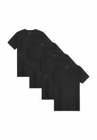 Čtyři černé bavlněné trička vystavené zády k sobě, s kulatým výstřihem a krátkými rukávy, s malým modrým logem na horní části zad.