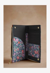 Vybráno, navy lace petals