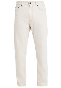 Jeans de denim beige claro con corte recto, cinco bolsillos y cierre de botón. Presentan costuras sutiles y una textura suave.