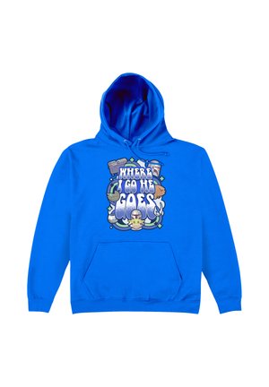 Hellblauer Hoodie mit Fronttasche und buntem grafischem Text "WHERE I GO HE GOES MUG", umgeben von Cartoon-Objekten wie Helm und Stiefeln.