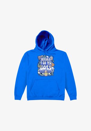 Sweat à capuche bleu vif avec poche avant et texte graphique coloré "WHERE I GO HE GOES MUG", entouré d'objets dessin animé incluant un casque et des bottes.