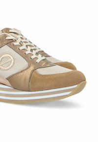 Beige sportieve schoenen met een bovenwerk van suède en mesh, metallic accenten, platte veters en een gestreept zoolontwerp met wit en tan.