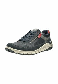 Baskets à lacets pour hommes en cuir bleu foncé et gris avec un motif texturé, dotées de détails rouges et d'une fermeture éclair sur le côté pour un enfilage facile.