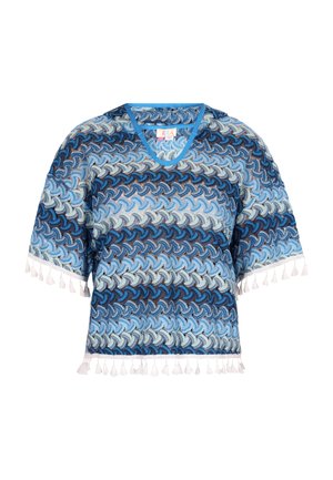 Blauwe en bruine gehaakte poncho met een V-hals, korte mouwen en witte franjes. Heeft golfpatronen in verschillende blauwtinten.