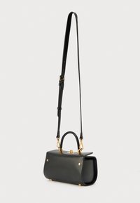 Μαύρη δερμάτινη τσάντα με δομημένο σχήμα, χρυσά μεταλλικά στοιχεία, αποσπώμενο λουράκι ώμου και χειρολαβή κορυφής για μεταφορά.