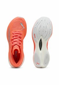 Helle Korallfarbene Laufschuhe mit einem oberen aus Mesh, strukturierten Schnürsenkeln und einer weißen Gummisohle mit einem Profilmuster. Enthält einen silbernen Logo-Akzent.