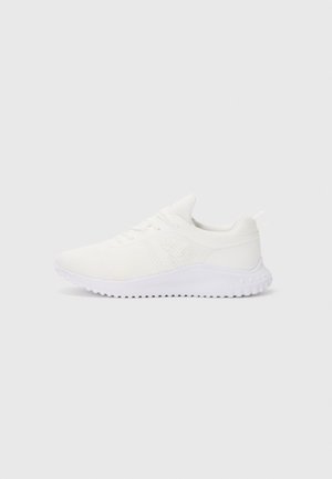 Biały lekki sportowy sneaker z teksturowaną dzianą cholewką, wiązaniem na sznurówki, pętelką z tyłu na pięcie oraz wzorzystą gumową podeszwą, przedstawiony z profilu.