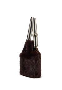 Borsa a tracolla in finta pelliccia marrone con forma rettangolare, caratterizzata da una tracolla in tessuto a righe e dettagli in metallo dorato.